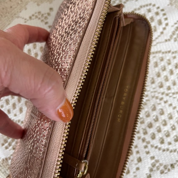 Tory Burch Metallic Rose Gold Zippered Wallet - Picture 4 of 16